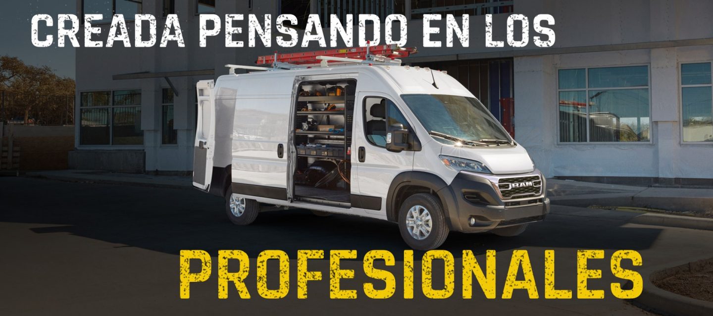 Una Ram ProMaster 3500 SLT High Roof Cargo Van 2027 blanca, estacionada en el exterior de un edificio comercial con una escalera roja en la parrilla portaequipaje y la puerta corrediza del lado del pasajero abierta, mostrando estantes personalizados llenos de equipos. Diseñada para profesionales.