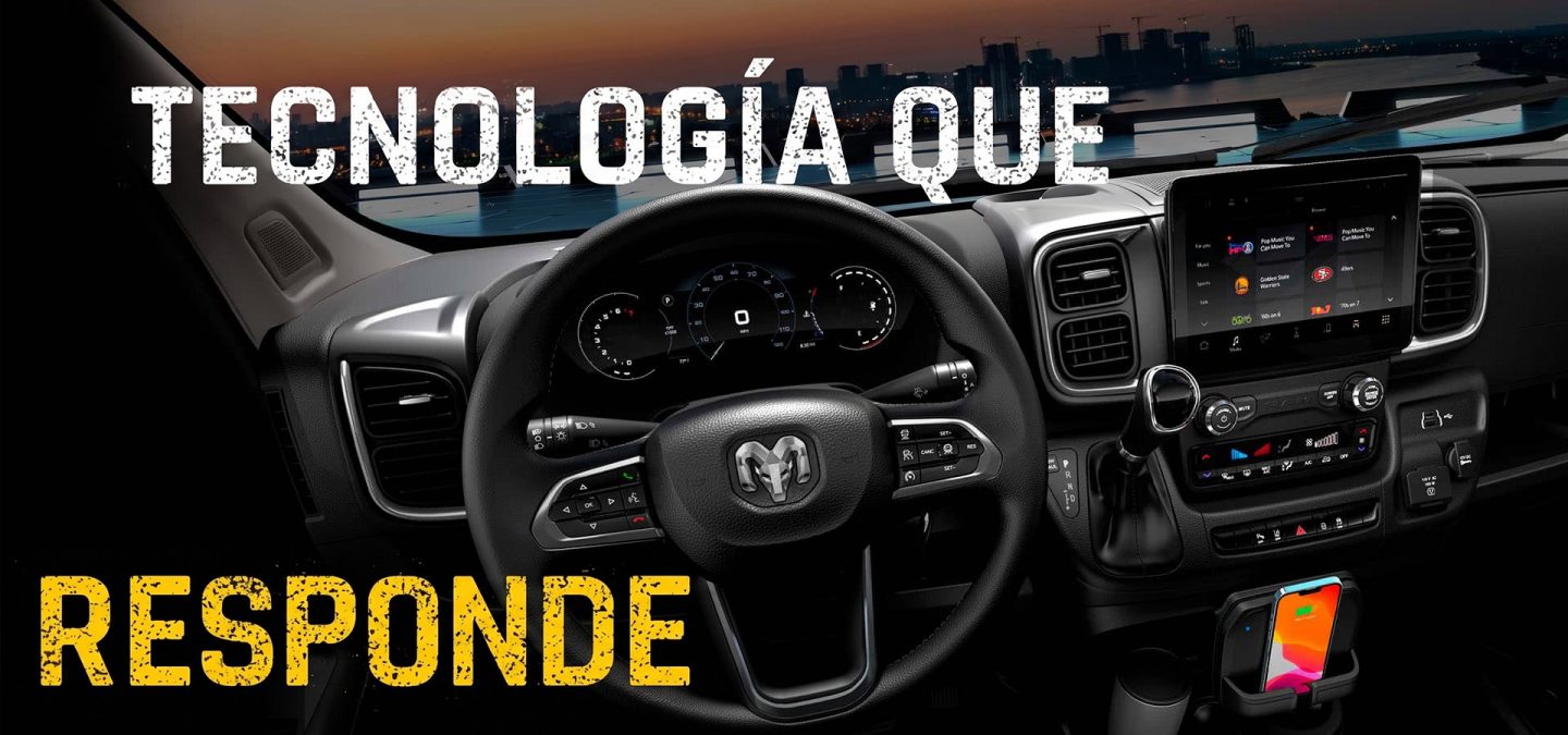 El volante, la pantalla digital en el panel de instrumentos, la pantalla táctil Uconnect, los controles de la consola central, el estante de carga inalámbrica y el portavaso de la Ram ProMaster Cargo Van 2027. Tecnología que cumple.