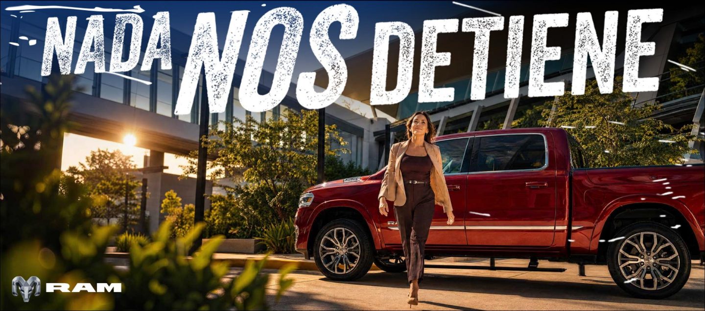 Ram estacionada y mujer caminando.