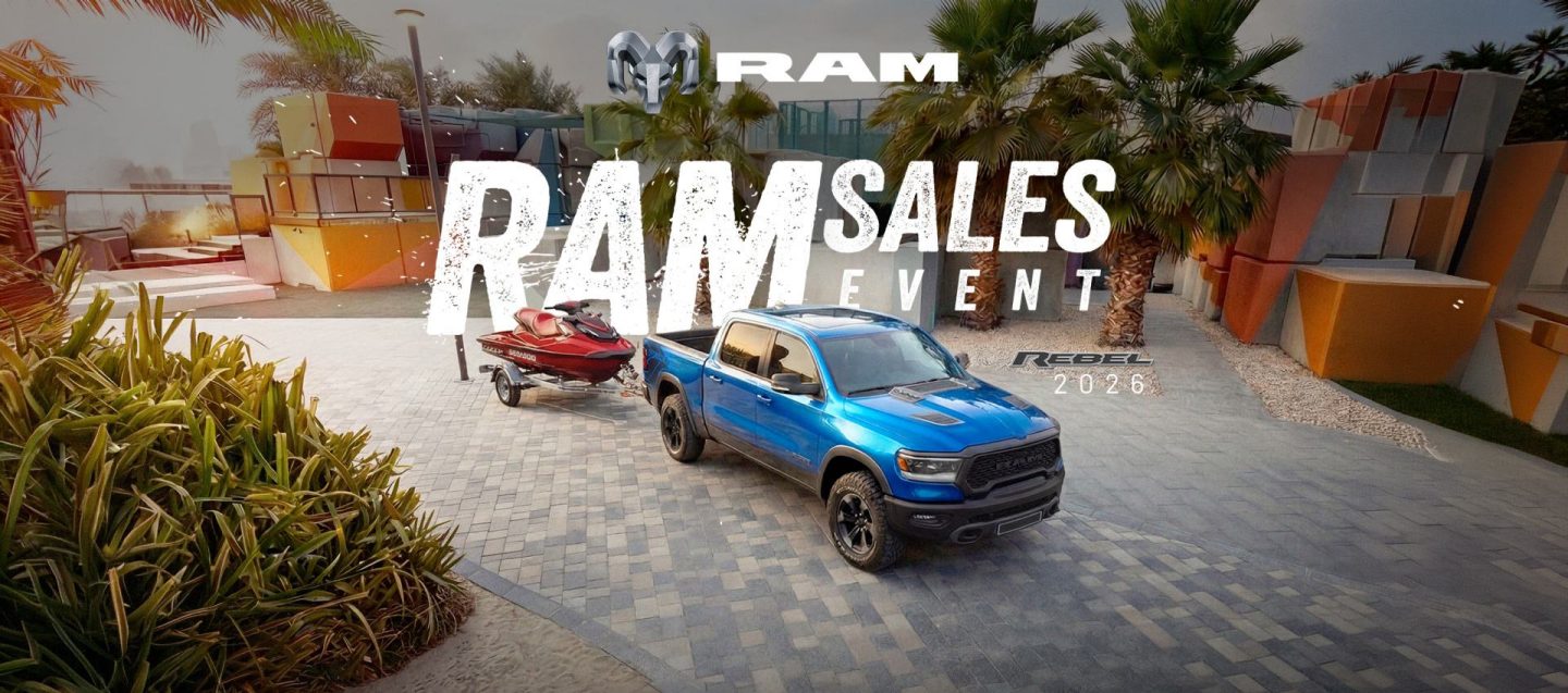 Logo del Ram Sales Event. Debajo una Ram azul remolcando un jetski.