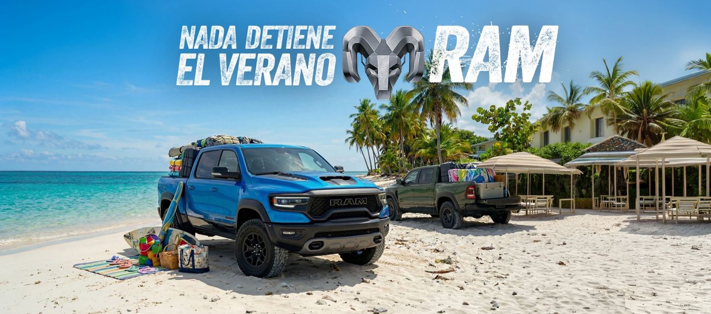 Vehículo oficial del Verano con logo de Ram. Dos pickups Ram con elementos de playa, premio donde podrías ganar una estadía en el hotel Conquistador. Oferta de 0 pagos por $3meses.