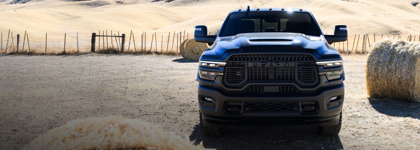 La parrilla de una Ram 2500 Rebel 2026 negra.