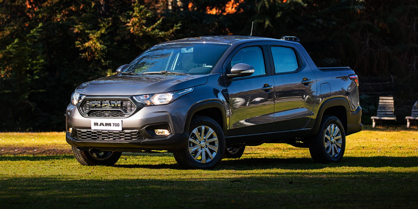 TRX. El Ram 1500 TRX siendo conducido fuera de la carretera con una nube de tierra suelta levantándose de sus ruedas.