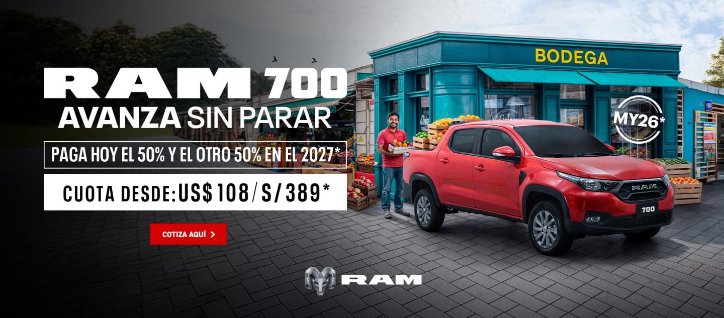 RAM 700 color rojo estacionada frente a una tienda color azul