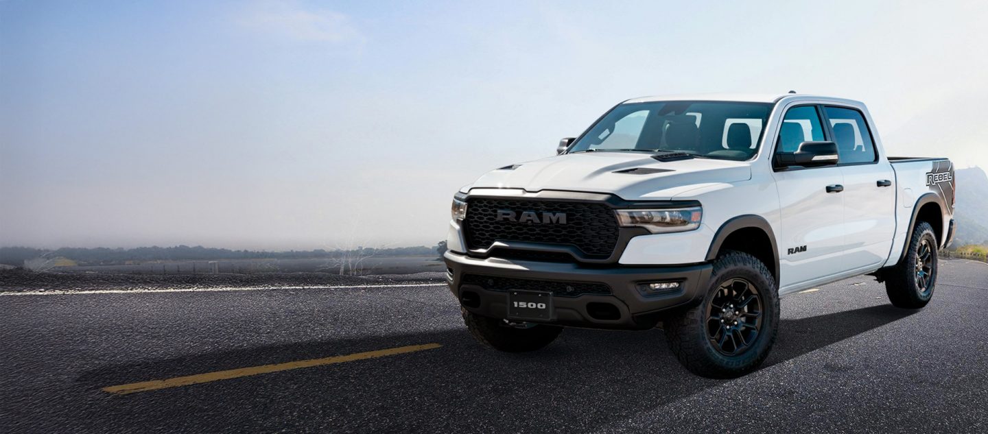 RAM 1500 color blanco en carretera