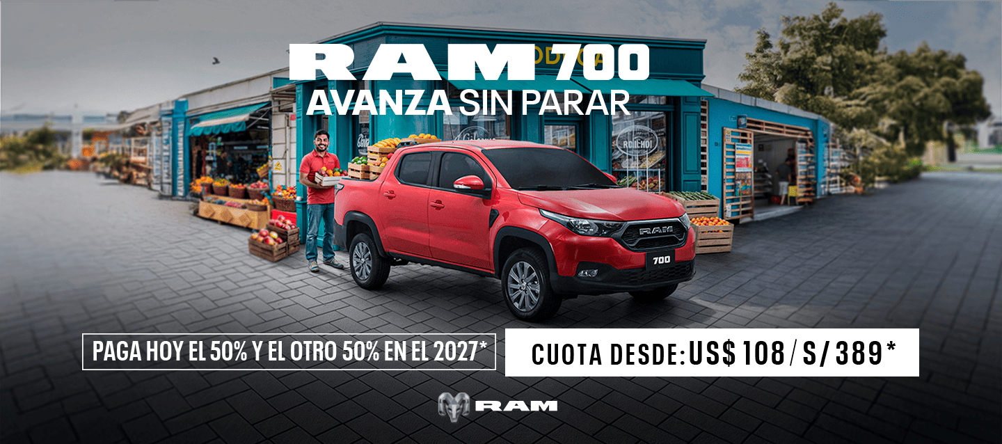 RAM 700 color rojo estacionada frente a una tienda color azul