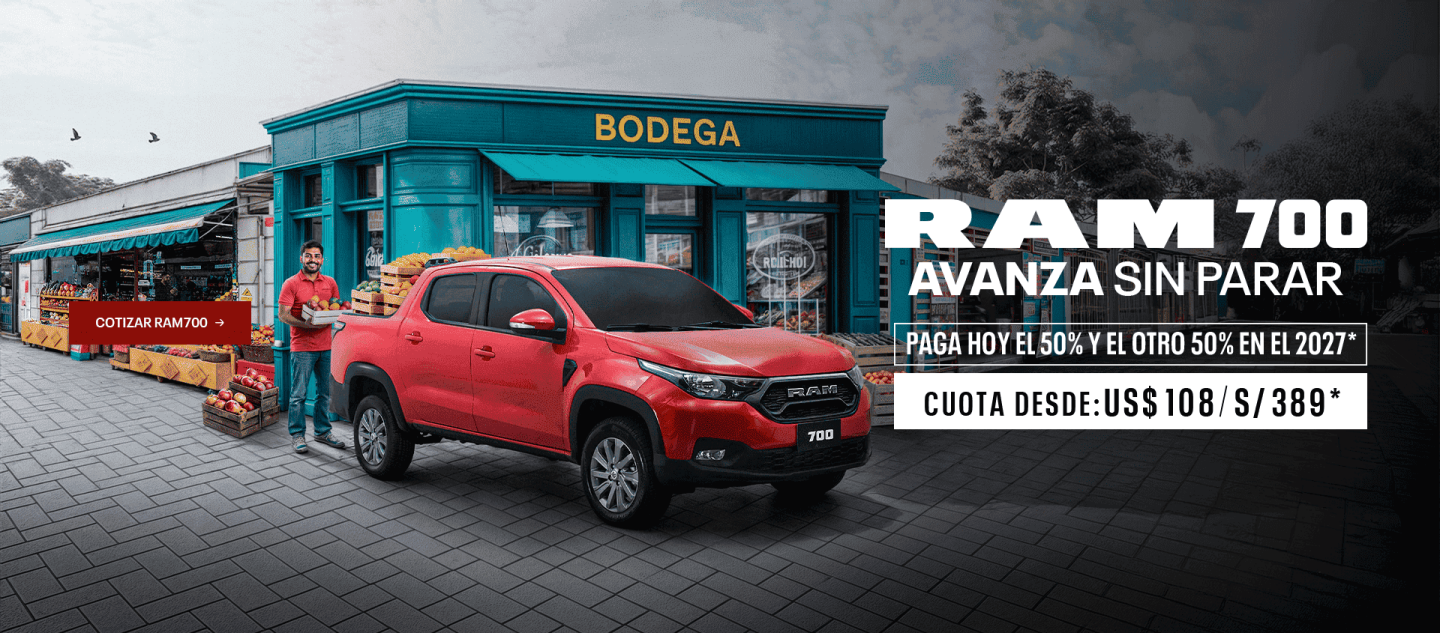 RAM 700 color rojo estacionada frente a una tienda color azul