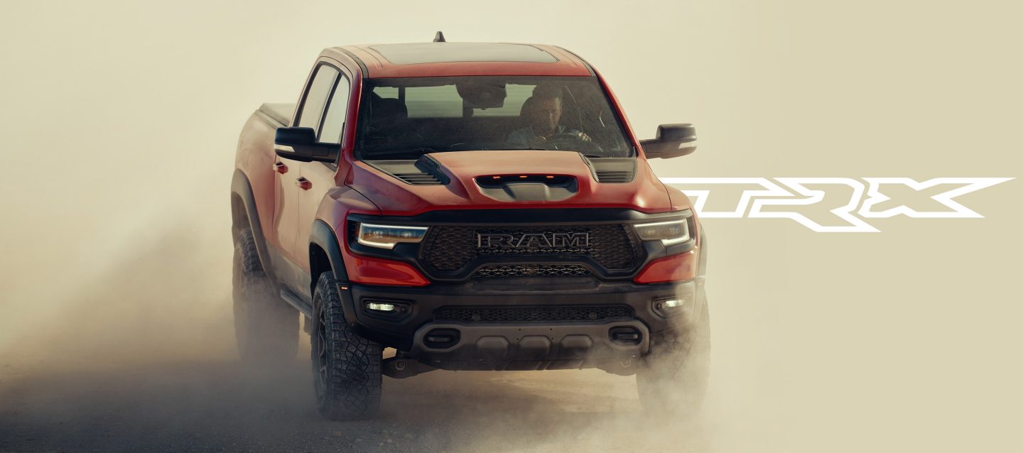 TRX. El Ram 1500 TRX siendo conducido fuera de la carretera con una nube de tierra suelta levantándose de sus ruedas.